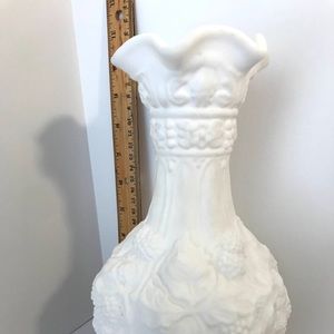 VINTAGE WHITE MILK GLASS VASE Imperial Loganberry